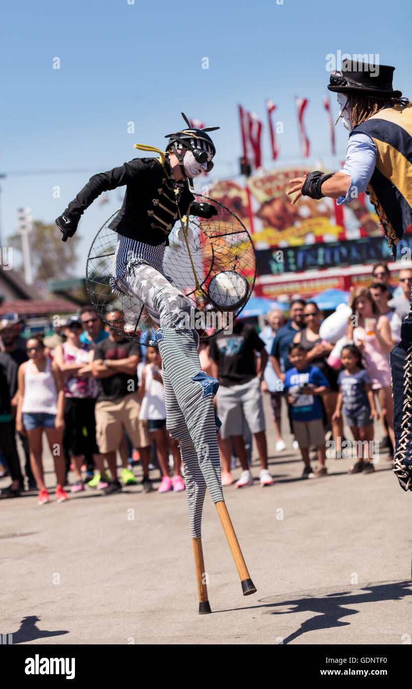 Costa Mesa, CA - le 16 juillet 2016 : Chevaliers Dragons steampunk échassiers effectuer à l'Orange County Fair à Costa Mesa, CA Banque D'Images