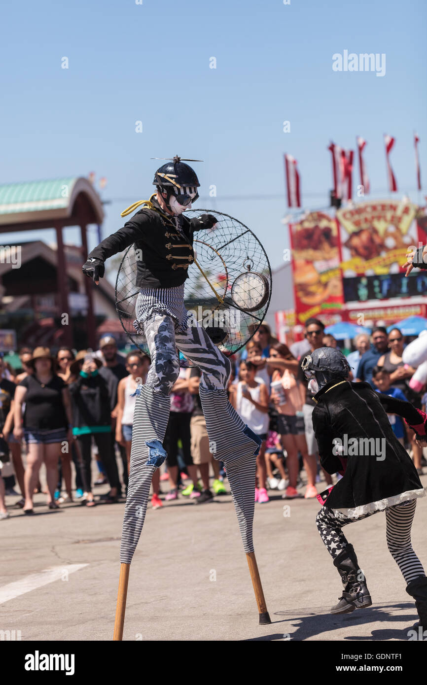 Costa Mesa, CA - le 16 juillet 2016 : Chevaliers Dragons steampunk échassiers effectuer à l'Orange County Fair à Costa Mesa, CA Banque D'Images
