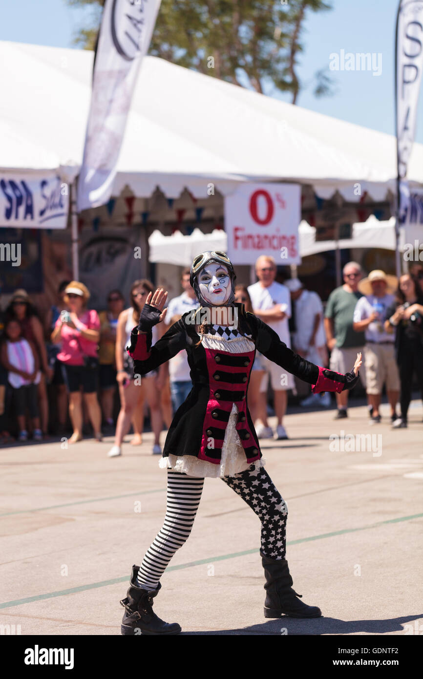 Costa Mesa, CA - le 16 juillet 2016 : Chevaliers Dragons steampunk échassiers effectuer à l'Orange County Fair à Costa Mesa, CA Banque D'Images
