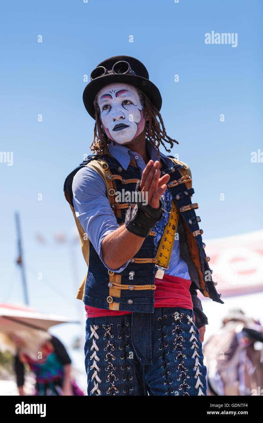 Costa Mesa, CA - le 16 juillet 2016 : Chevaliers Dragons steampunk échassiers effectuer à l'Orange County Fair à Costa Mesa, CA Banque D'Images