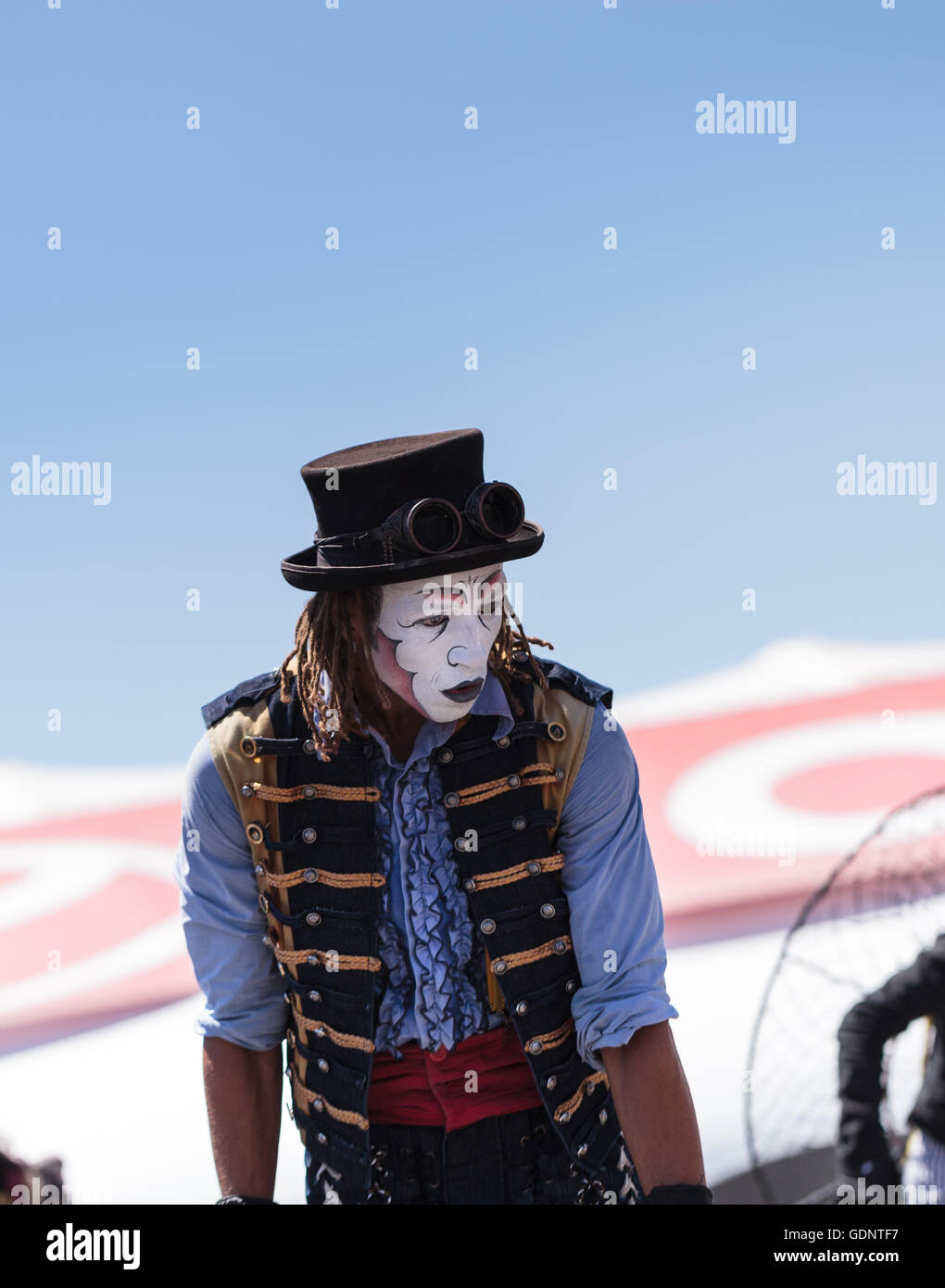 Costa Mesa, CA - le 16 juillet 2016 : Chevaliers Dragons steampunk échassiers effectuer à l'Orange County Fair à Costa Mesa, CA Banque D'Images