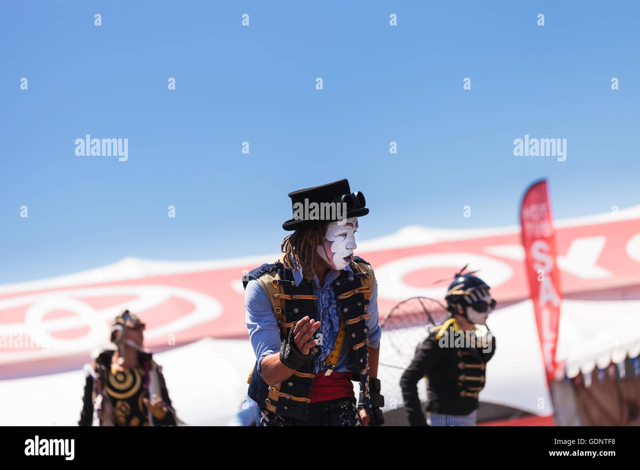 Costa Mesa, CA - le 16 juillet 2016 : Chevaliers Dragons steampunk échassiers effectuer à l'Orange County Fair à Costa Mesa, CA Banque D'Images