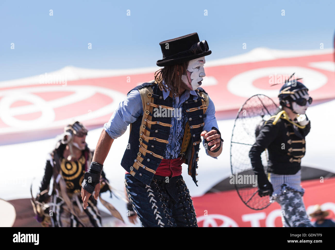 Costa Mesa, CA - le 16 juillet 2016 : Chevaliers Dragons steampunk échassiers effectuer à l'Orange County Fair à Costa Mesa, CA Banque D'Images