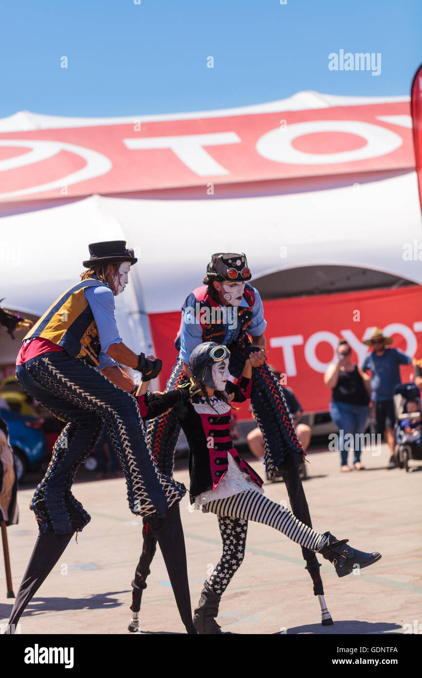 Costa Mesa, CA - le 16 juillet 2016 : Chevaliers Dragons steampunk échassiers effectuer à l'Orange County Fair à Costa Mesa, CA Banque D'Images