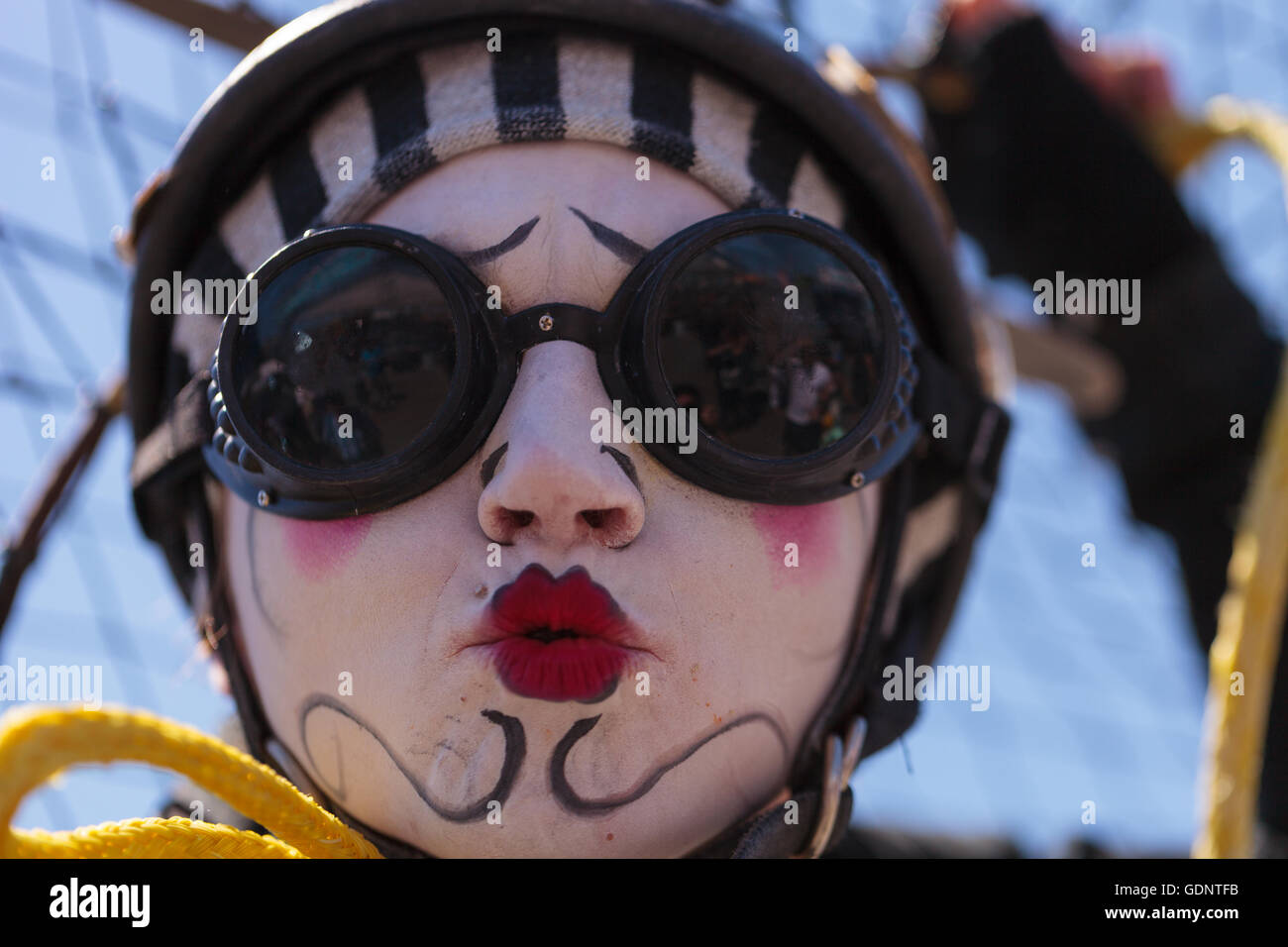 Costa Mesa, CA - le 16 juillet 2016 : Chevaliers Dragons steampunk échassiers effectuer à l'Orange County Fair à Costa Mesa, CA Banque D'Images