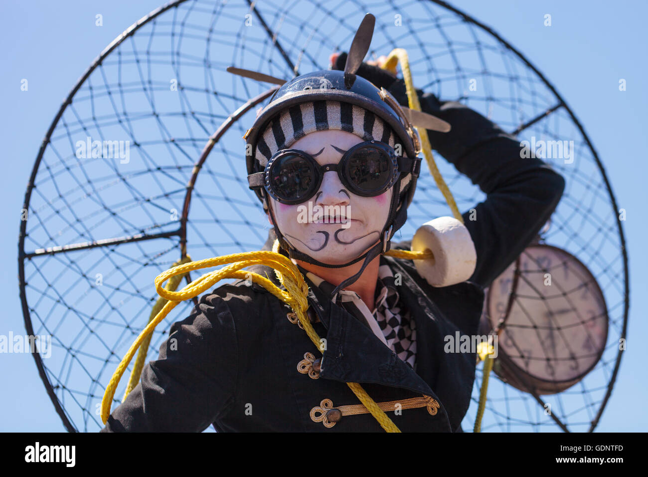 Costa Mesa, CA - le 16 juillet 2016 : Chevaliers Dragons steampunk échassiers effectuer à l'Orange County Fair à Costa Mesa, CA Banque D'Images