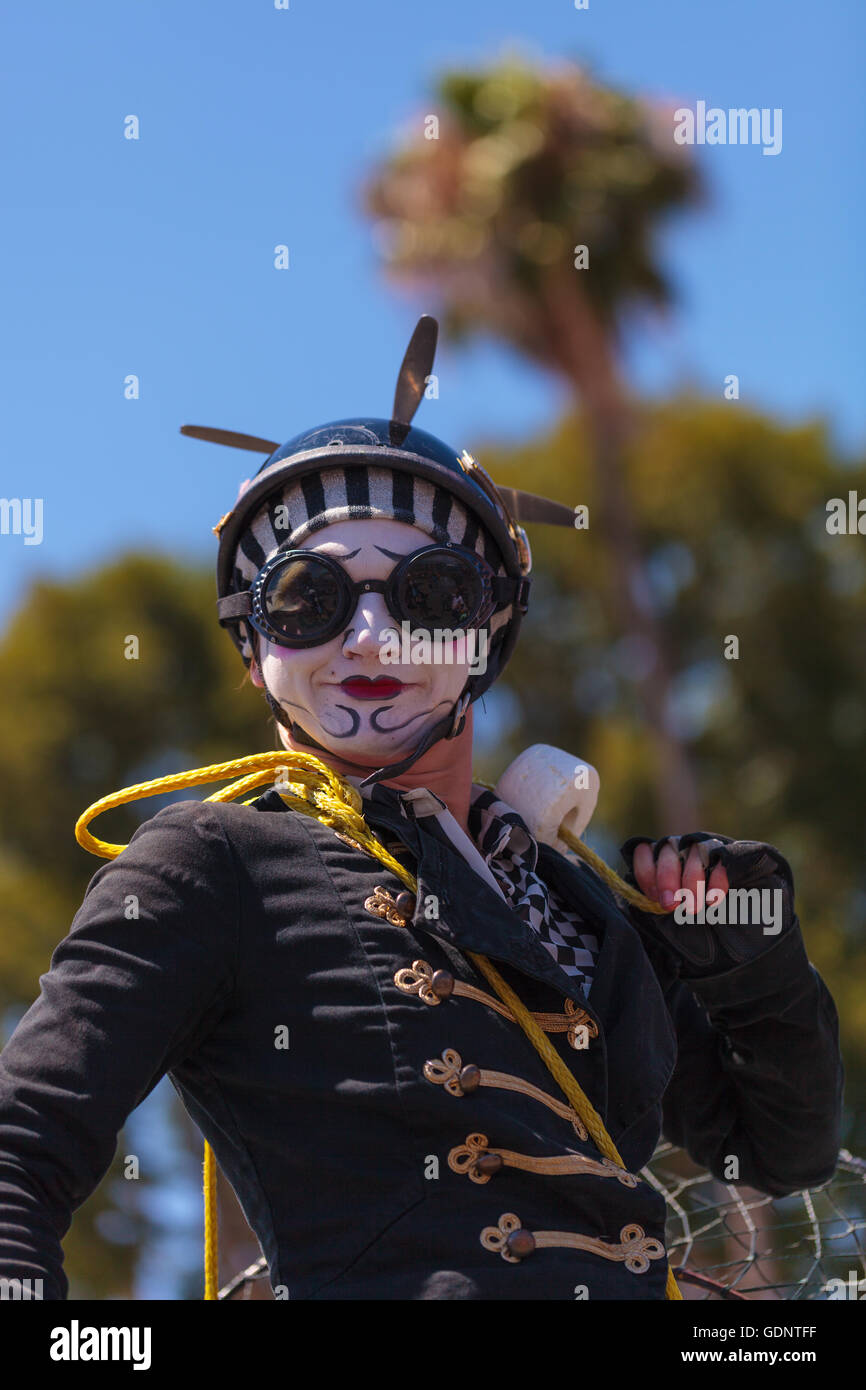 Costa Mesa, CA - le 16 juillet 2016 : Chevaliers Dragons steampunk échassiers effectuer à l'Orange County Fair à Costa Mesa, CA Banque D'Images