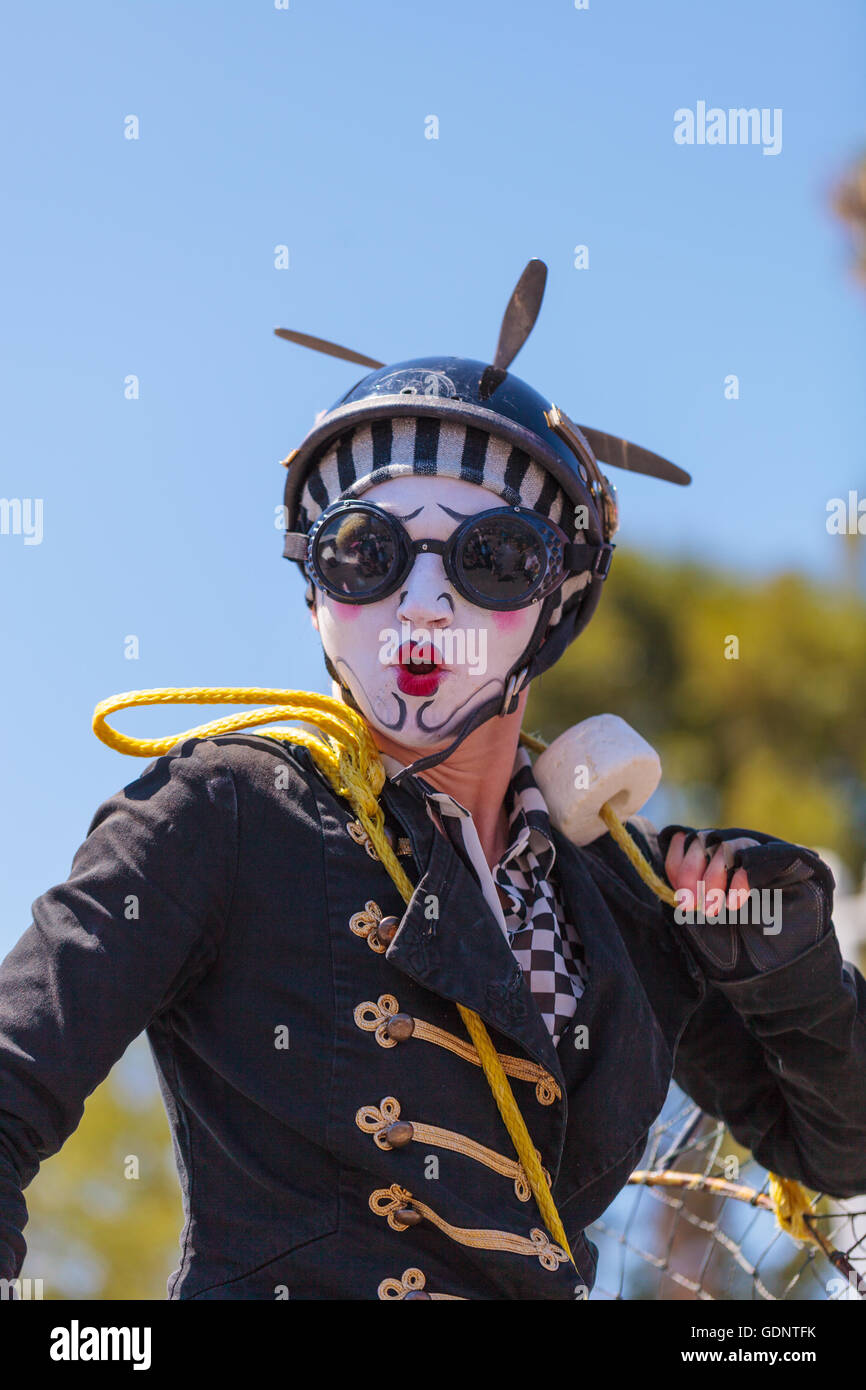 Costa Mesa, CA - le 16 juillet 2016 : Chevaliers Dragons steampunk échassiers effectuer à l'Orange County Fair à Costa Mesa, CA Banque D'Images