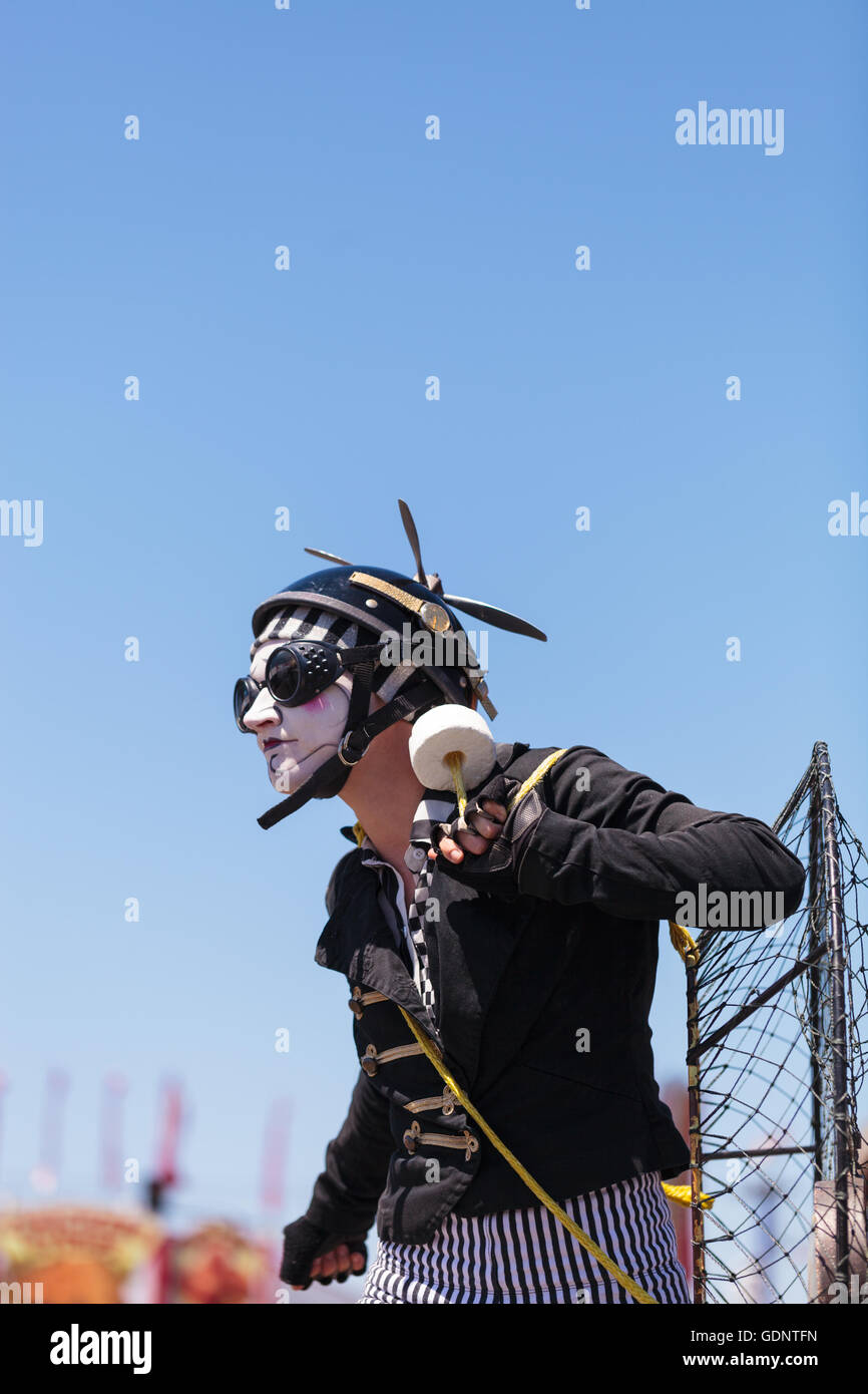 Costa Mesa, CA - le 16 juillet 2016 : Chevaliers Dragons steampunk échassiers effectuer à l'Orange County Fair à Costa Mesa, CA Banque D'Images