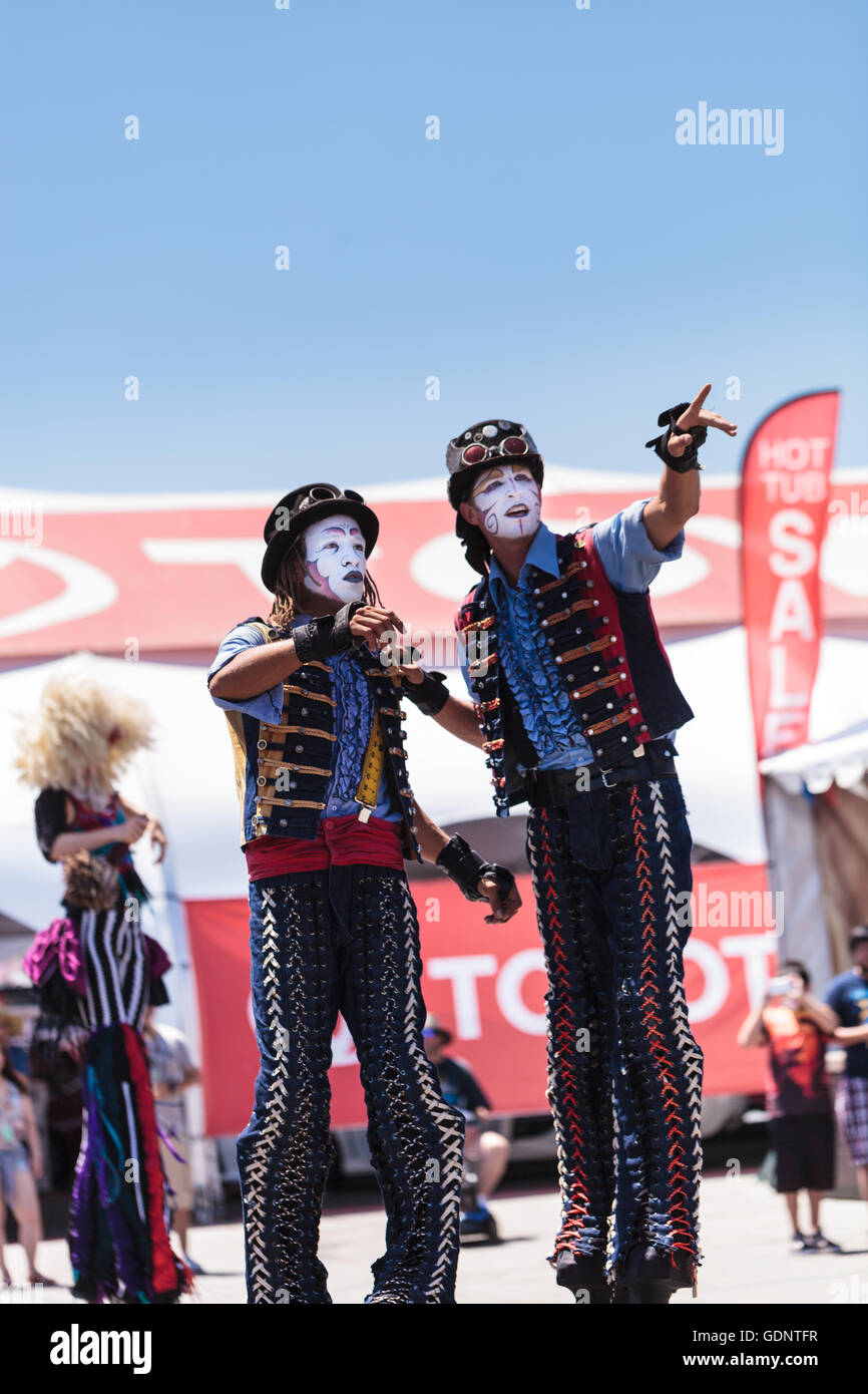 Costa Mesa, CA - le 16 juillet 2016 : Chevaliers Dragons steampunk échassiers effectuer à l'Orange County Fair à Costa Mesa, CA Banque D'Images