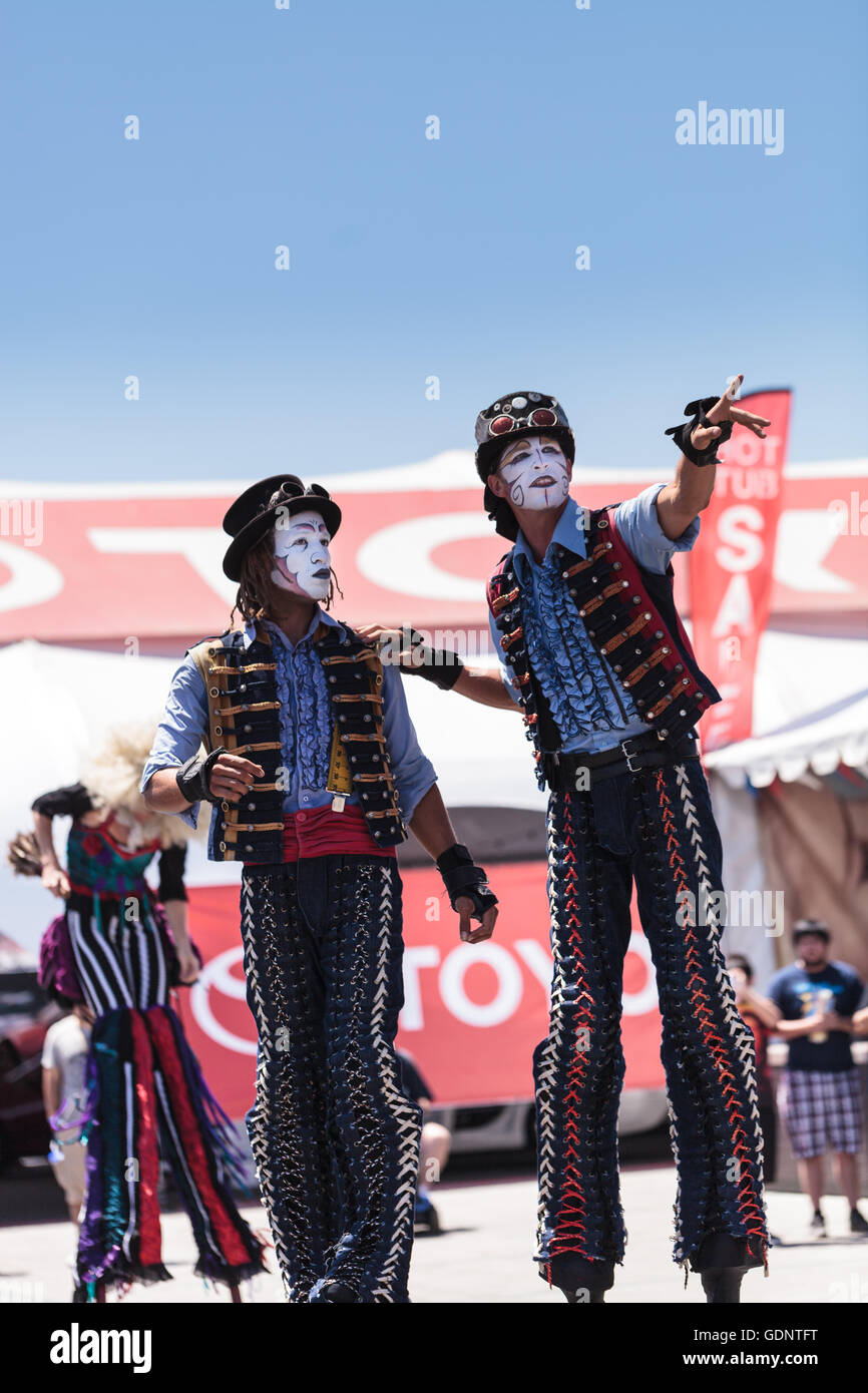 Costa Mesa, CA - le 16 juillet 2016 : Chevaliers Dragons steampunk échassiers effectuer à l'Orange County Fair à Costa Mesa, CA Banque D'Images