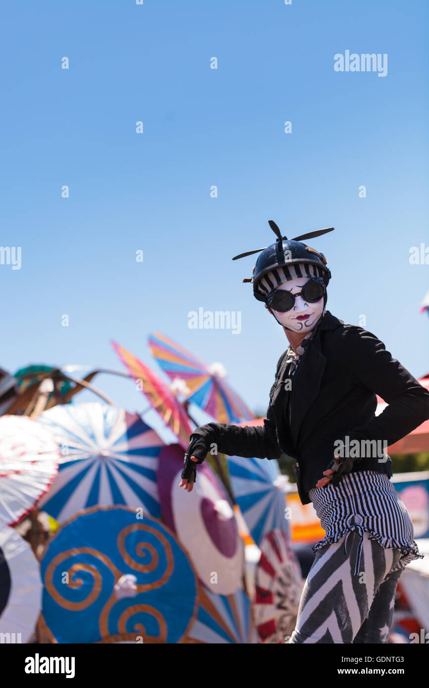 Costa Mesa, CA - le 16 juillet 2016 : Chevaliers Dragons steampunk échassiers effectuer à l'Orange County Fair à Costa Mesa, CA Banque D'Images