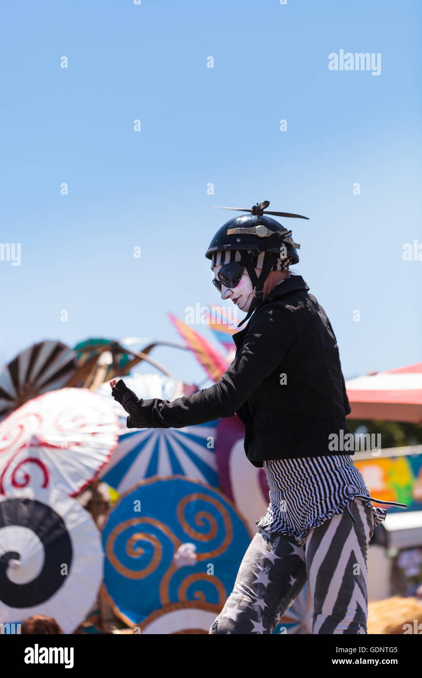 Costa Mesa, CA - le 16 juillet 2016 : Chevaliers Dragons steampunk échassiers effectuer à l'Orange County Fair à Costa Mesa, CA Banque D'Images
