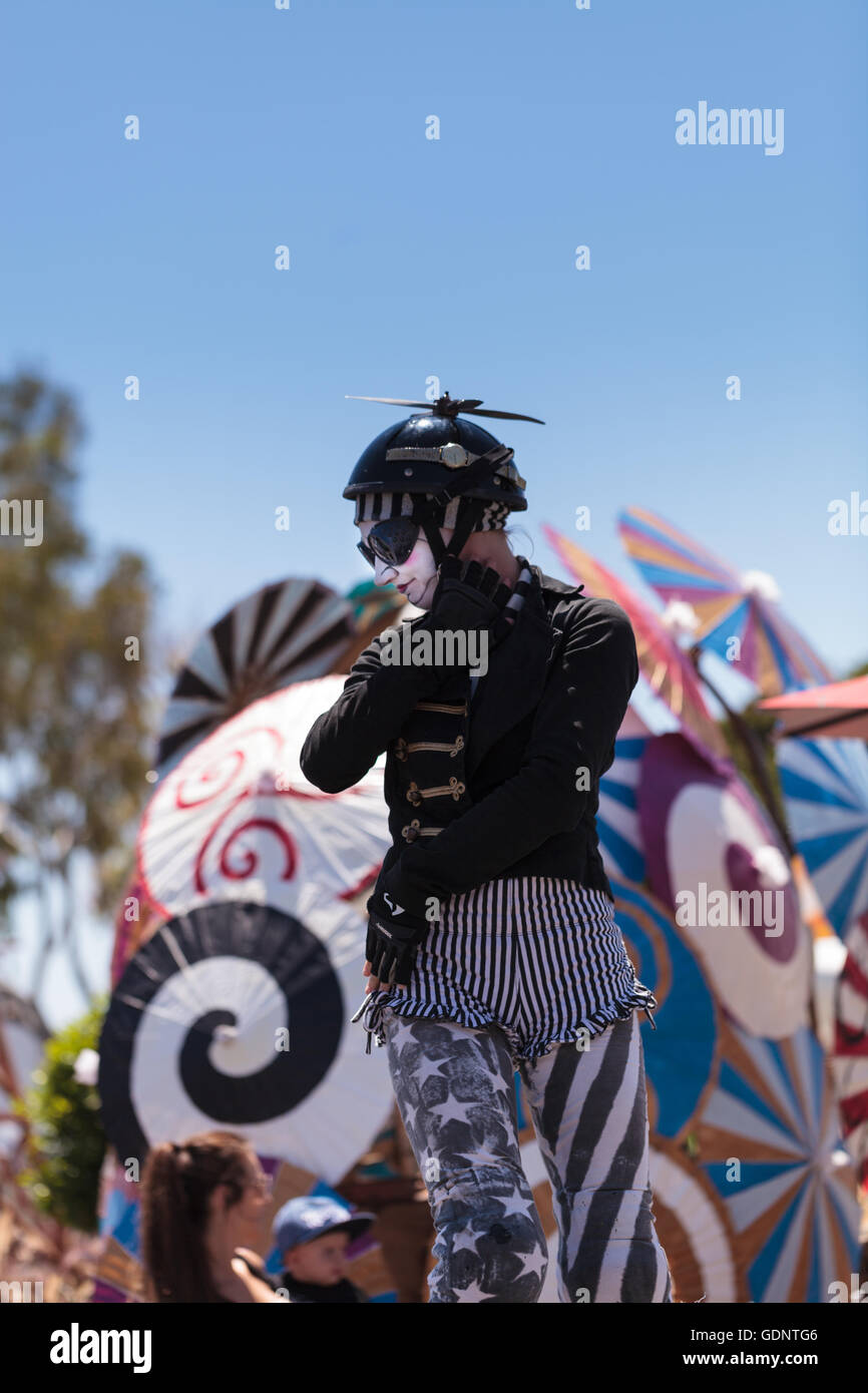Costa Mesa, CA - le 16 juillet 2016 : Chevaliers Dragons steampunk échassiers effectuer à l'Orange County Fair à Costa Mesa, CA Banque D'Images