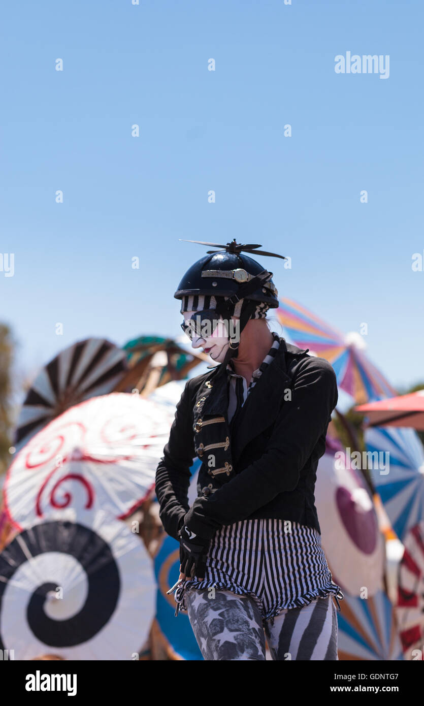Costa Mesa, CA - le 16 juillet 2016 : Chevaliers Dragons steampunk échassiers effectuer à l'Orange County Fair à Costa Mesa, CA Banque D'Images