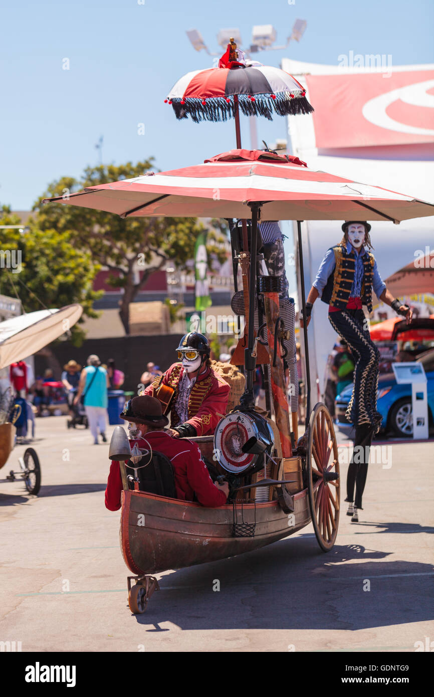 Costa Mesa, CA - le 16 juillet 2016 : Chevaliers Dragons steampunk échassiers effectuer à l'Orange County Fair à Costa Mesa, CA Banque D'Images