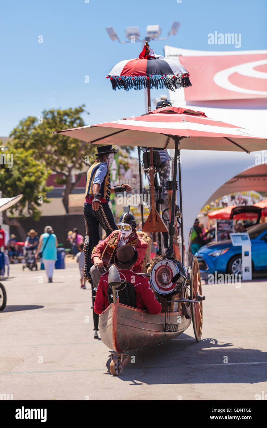 Costa Mesa, CA - le 16 juillet 2016 : Chevaliers Dragons steampunk échassiers effectuer à l'Orange County Fair à Costa Mesa, CA Banque D'Images