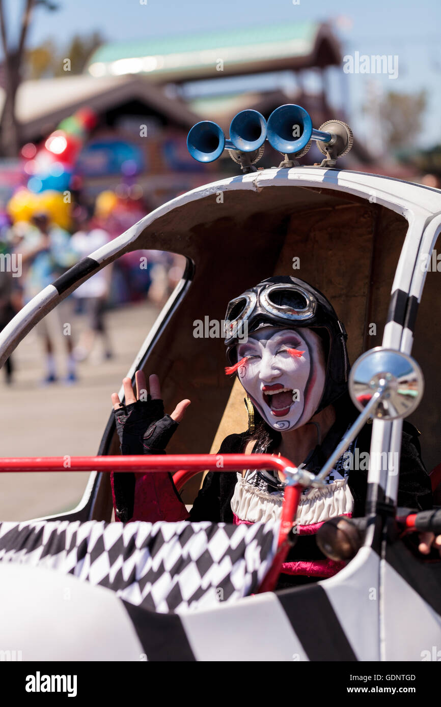 Costa Mesa, CA - le 16 juillet 2016 : Chevaliers Dragons steampunk échassiers effectuer à l'Orange County Fair à Costa Mesa, CA Banque D'Images