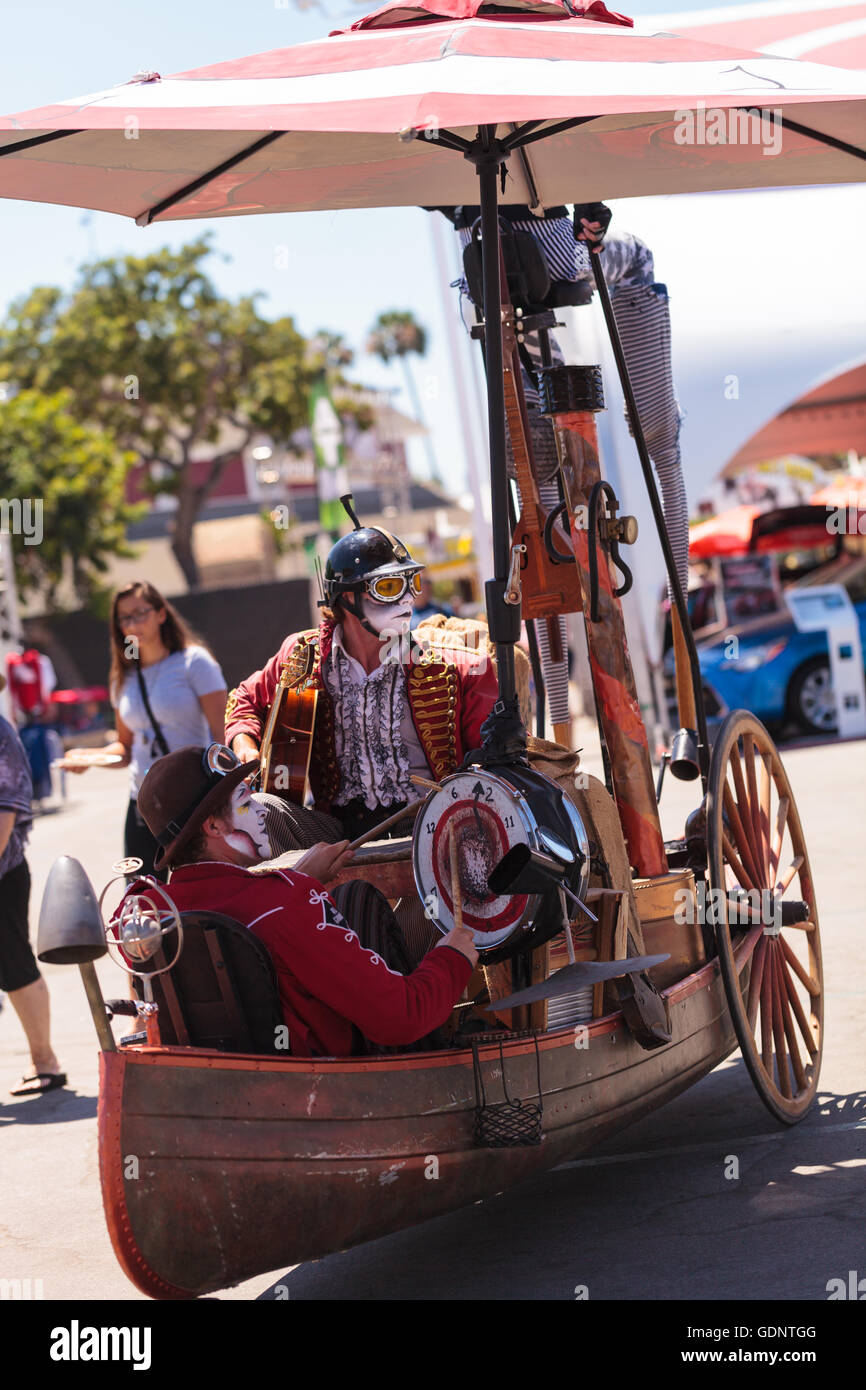 Costa Mesa, CA - le 16 juillet 2016 : Chevaliers Dragons steampunk échassiers effectuer à l'Orange County Fair à Costa Mesa, CA Banque D'Images