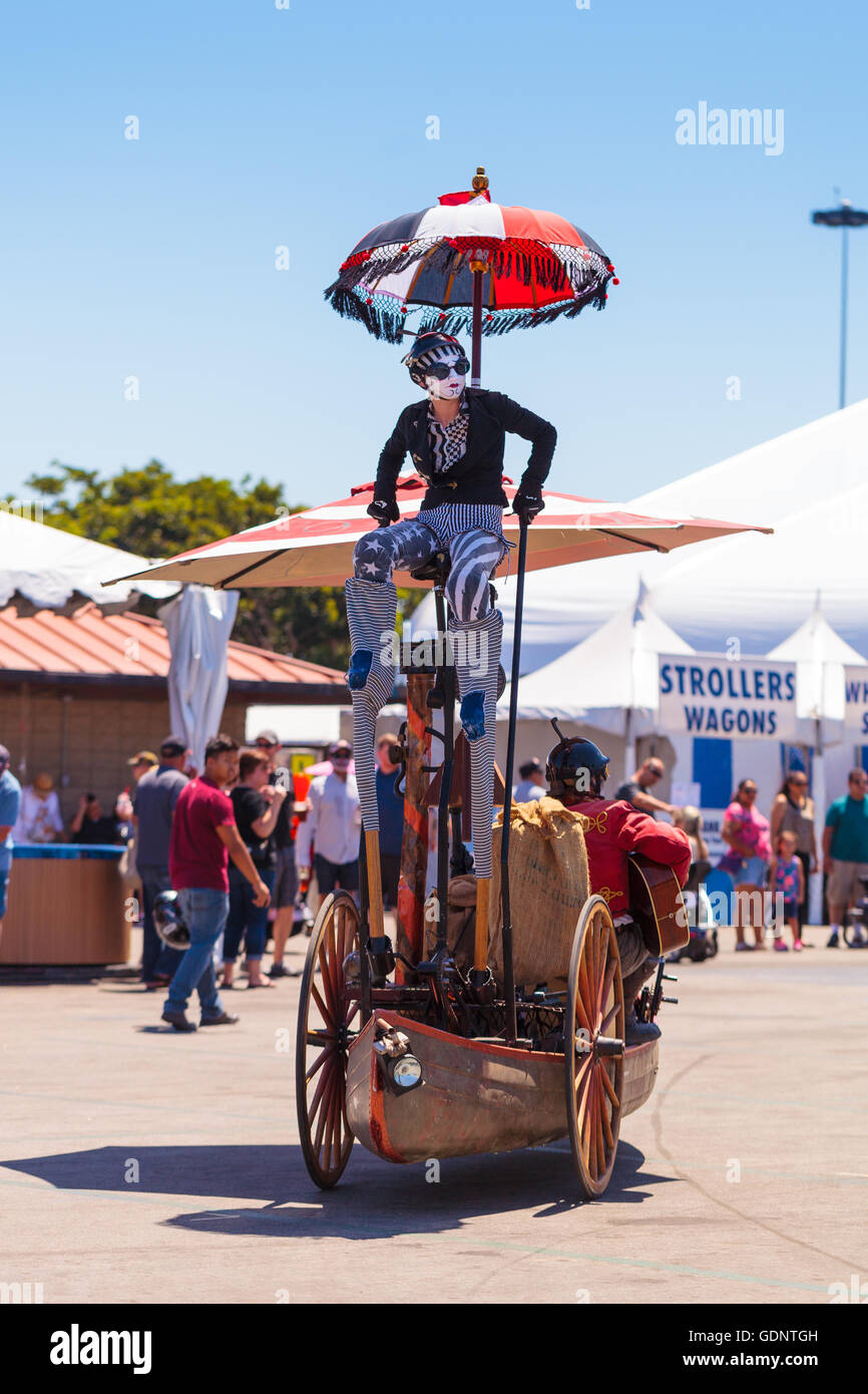 Costa Mesa, CA - le 16 juillet 2016 : Chevaliers Dragons steampunk échassiers effectuer à l'Orange County Fair à Costa Mesa, CA Banque D'Images