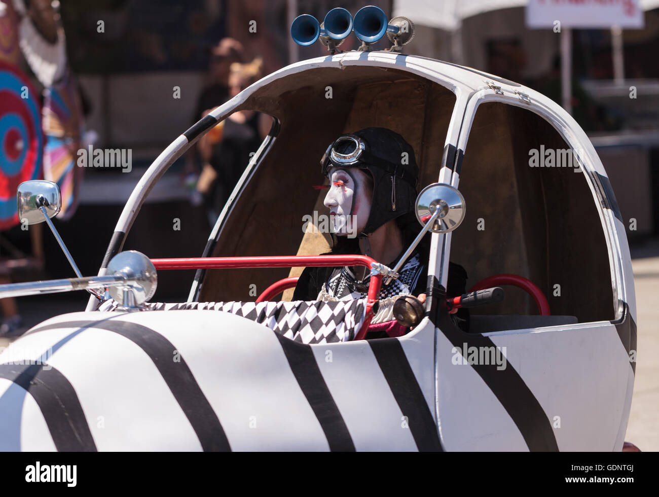 Costa Mesa, CA - le 16 juillet 2016 : Chevaliers Dragons steampunk échassiers effectuer à l'Orange County Fair à Costa Mesa, CA Banque D'Images