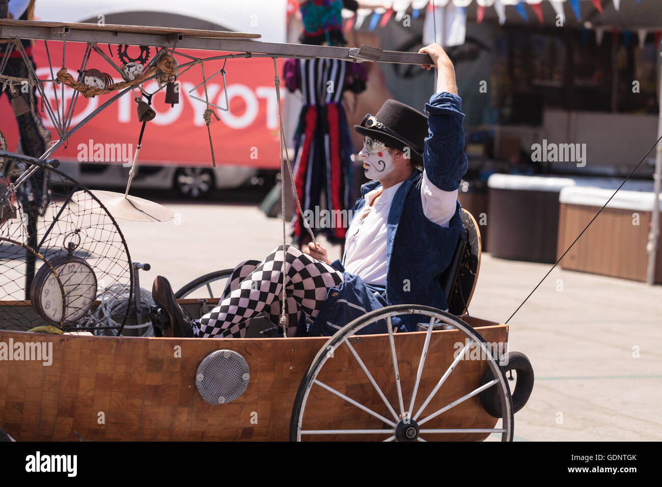 Costa Mesa, CA - le 16 juillet 2016 : Chevaliers Dragons steampunk échassiers effectuer à l'Orange County Fair à Costa Mesa, CA Banque D'Images