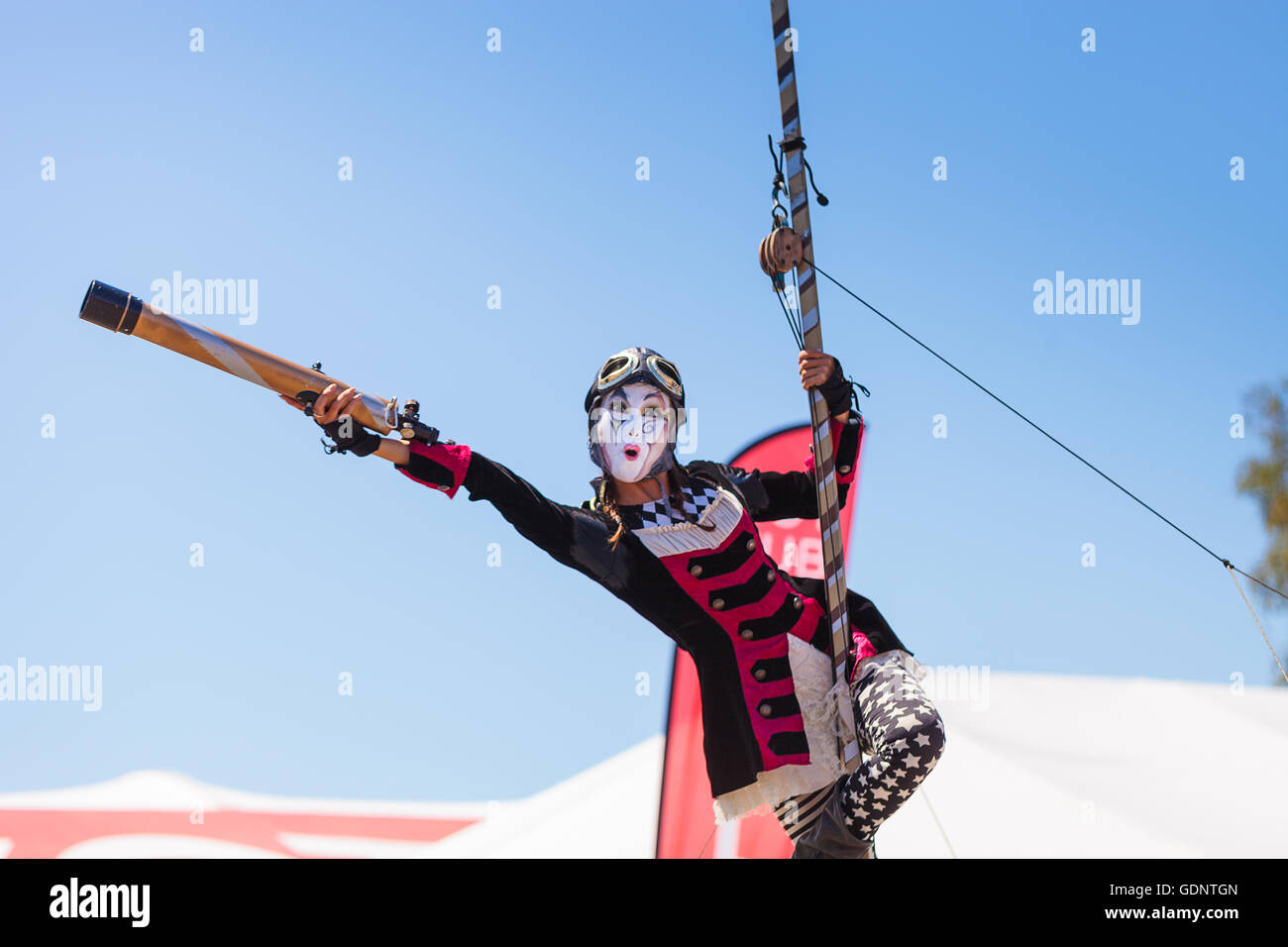 Costa Mesa, CA - le 16 juillet 2016 : Chevaliers Dragons steampunk échassiers effectuer à l'Orange County Fair à Costa Mesa, CA Banque D'Images