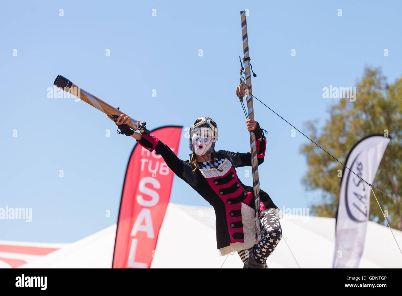 Costa Mesa, CA - le 16 juillet 2016 : Chevaliers Dragons steampunk échassiers effectuer à l'Orange County Fair à Costa Mesa, CA Banque D'Images
