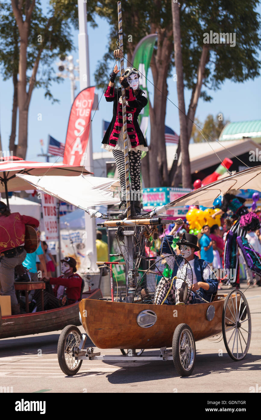 Costa Mesa, CA - le 16 juillet 2016 : Chevaliers Dragons steampunk échassiers effectuer à l'Orange County Fair à Costa Mesa, CA Banque D'Images