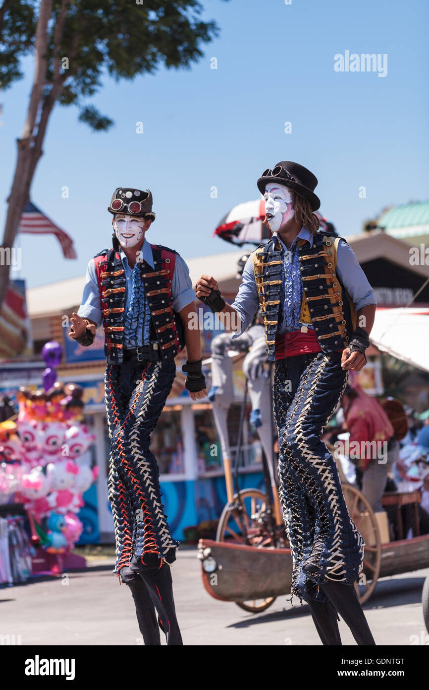 Costa Mesa, CA - le 16 juillet 2016 : Chevaliers Dragons steampunk échassiers effectuer à l'Orange County Fair à Costa Mesa, CA Banque D'Images
