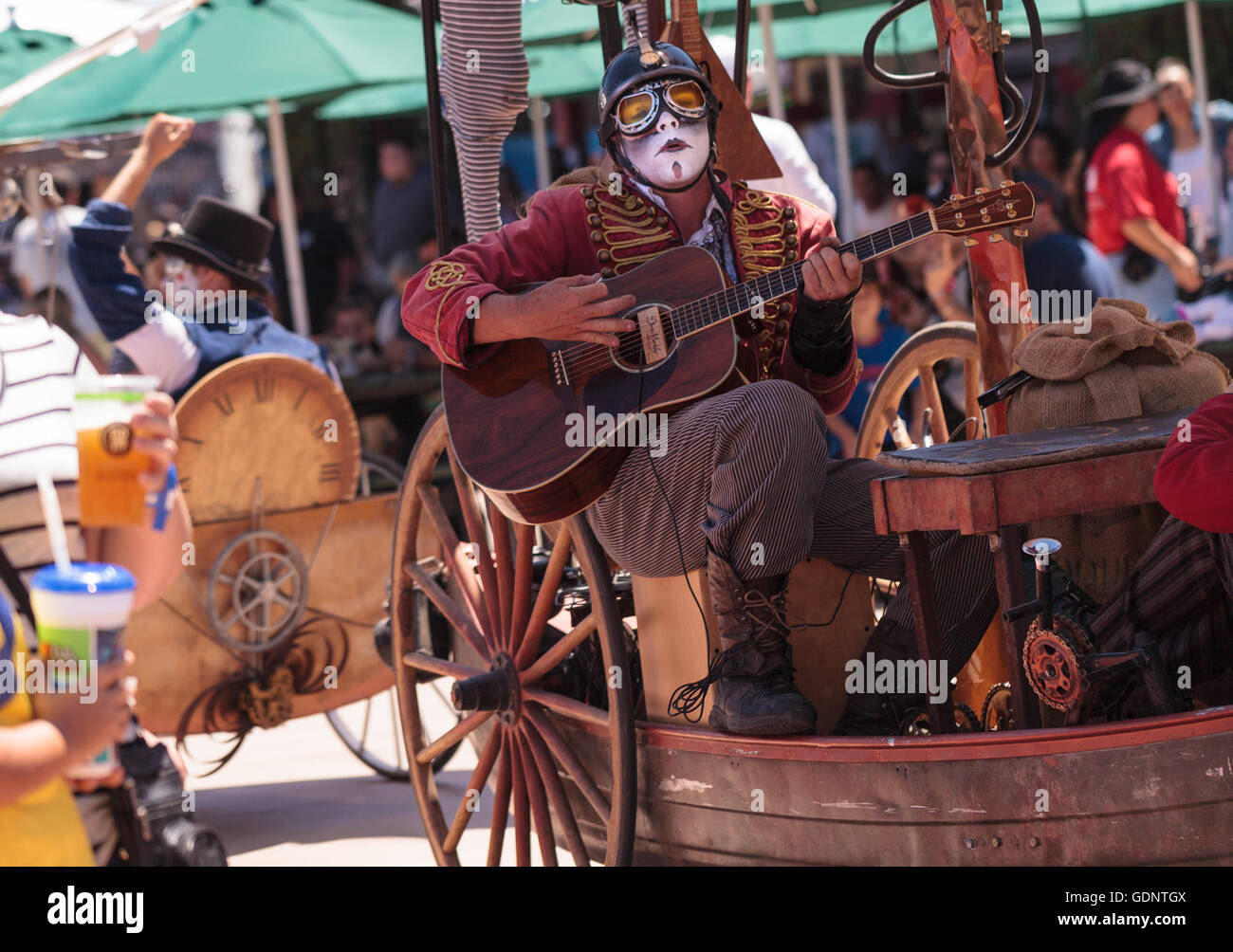 Costa Mesa, CA - le 16 juillet 2016 : Chevaliers Dragons steampunk échassiers effectuer à l'Orange County Fair à Costa Mesa, CA Banque D'Images
