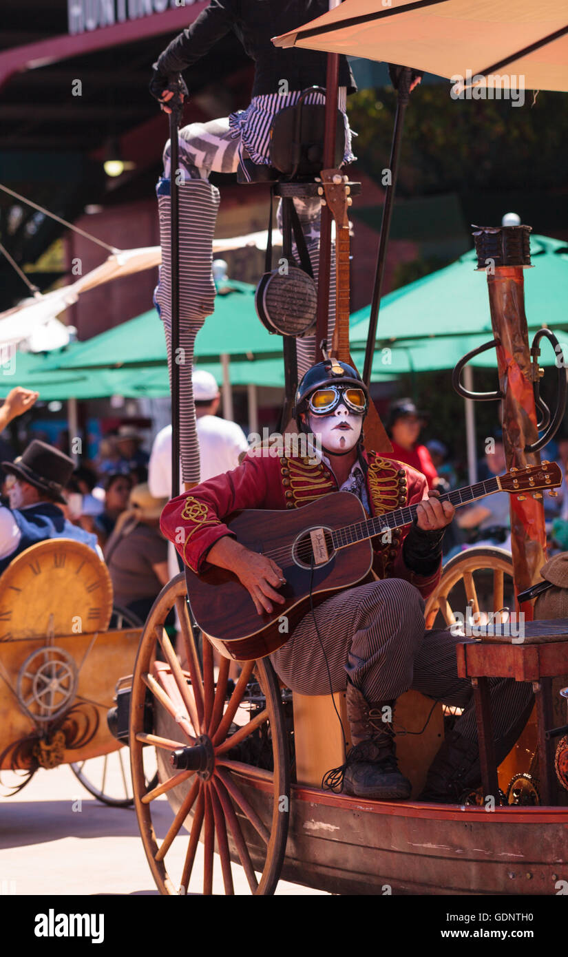 Costa Mesa, CA - le 16 juillet 2016 : Chevaliers Dragons steampunk échassiers effectuer à l'Orange County Fair à Costa Mesa, CA Banque D'Images