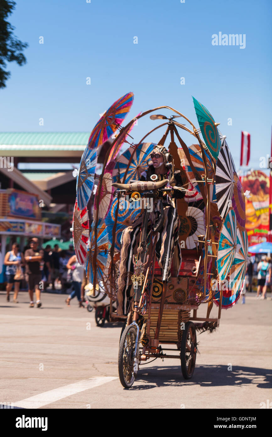 Artiste de cirque théâtral Derrick Gilday, partie de mangues et de Dango, effectue avec Chevaliers Dragons échassiers steampunk Banque D'Images