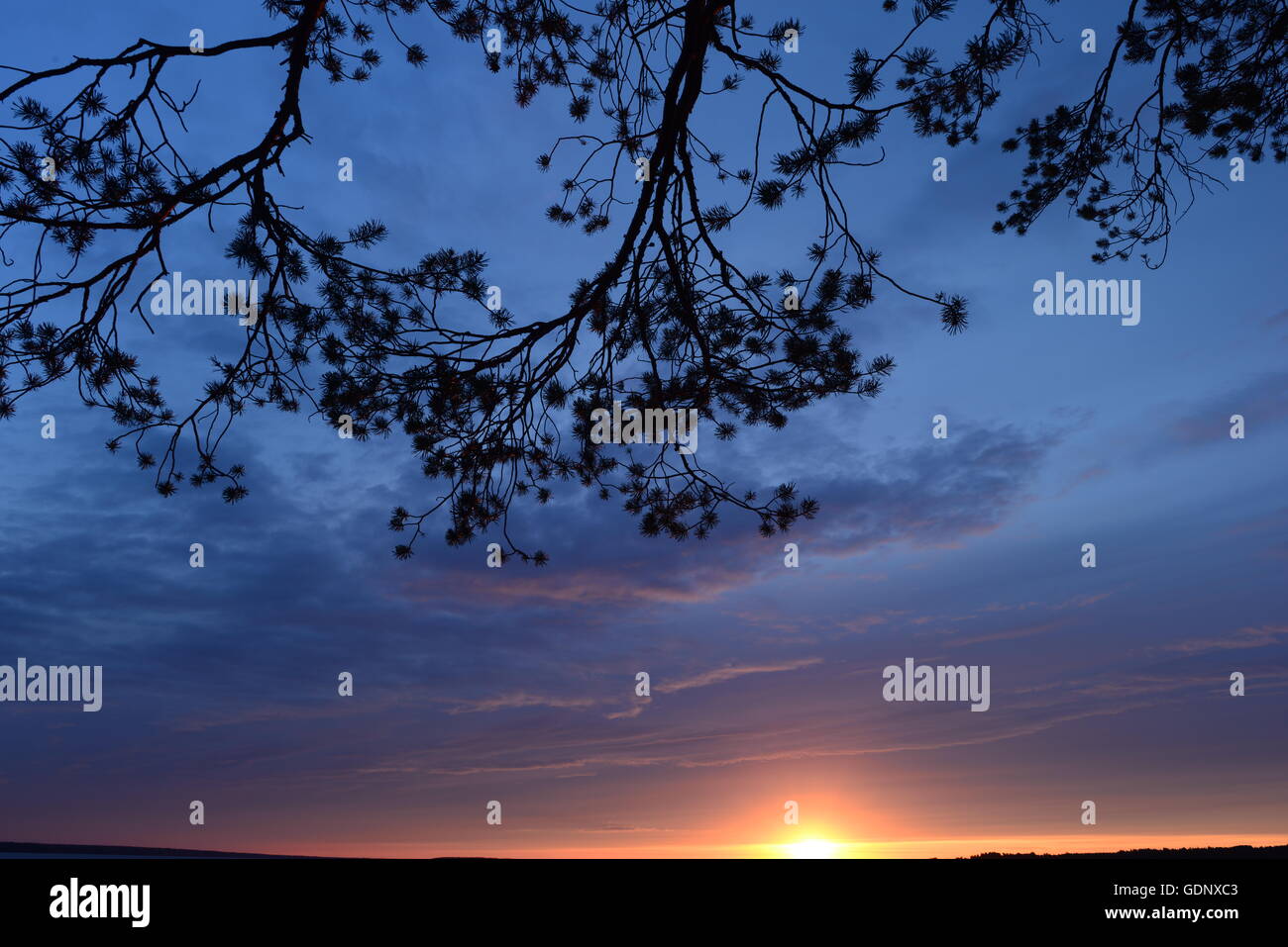 Laissant le soleil dans le ciel à l'horizon au coucher du soleil dans le ciel d'été Banque D'Images