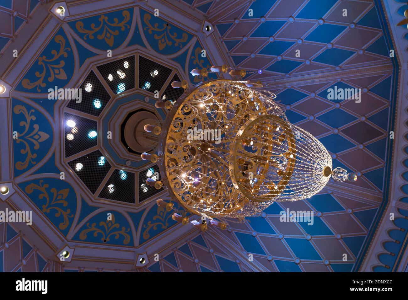 Vue de dessous à l'intérieur d'un lustre en cristal de Cinderella's Castle. Disneyland Tokyo, Japon Banque D'Images