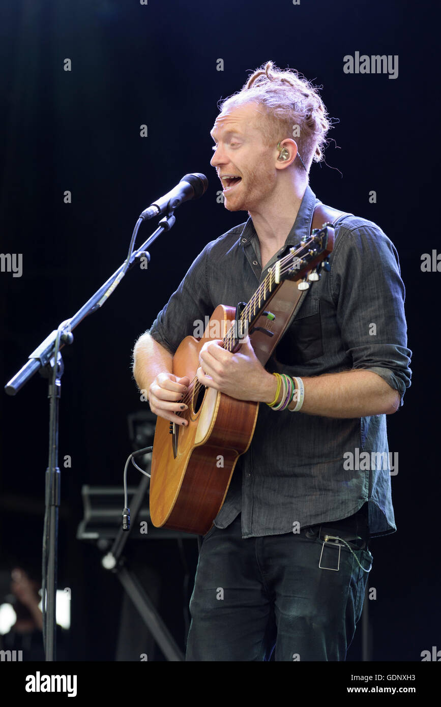Newton Faulkner effectuant à Cornbury Festival, Chadlington Estate, Oxfordshire, Angleterre, Juillet 10, 2016 Banque D'Images