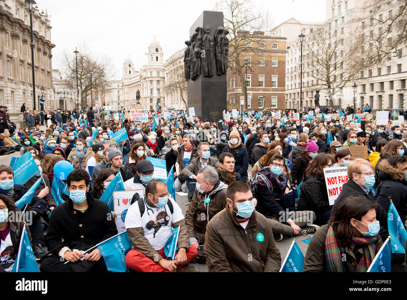 Les médecins vers mars 10 Downing Street au centre de Londres, pour protester contre les plans du gouvernement pour modifier les contrats médecin junior du NHS. Banque D'Images