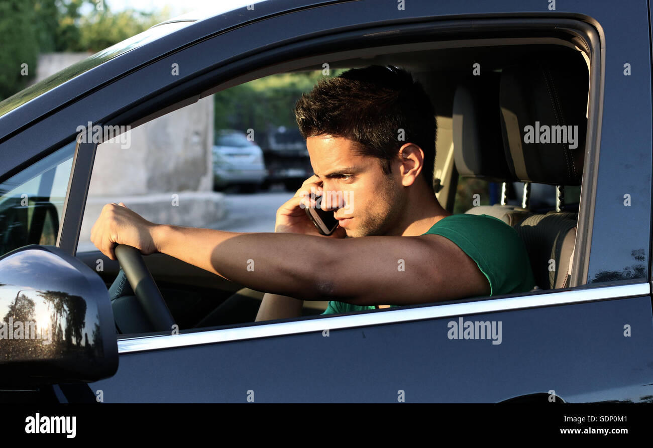 L'homme de la conduite avec un téléphone mobile Banque D'Images