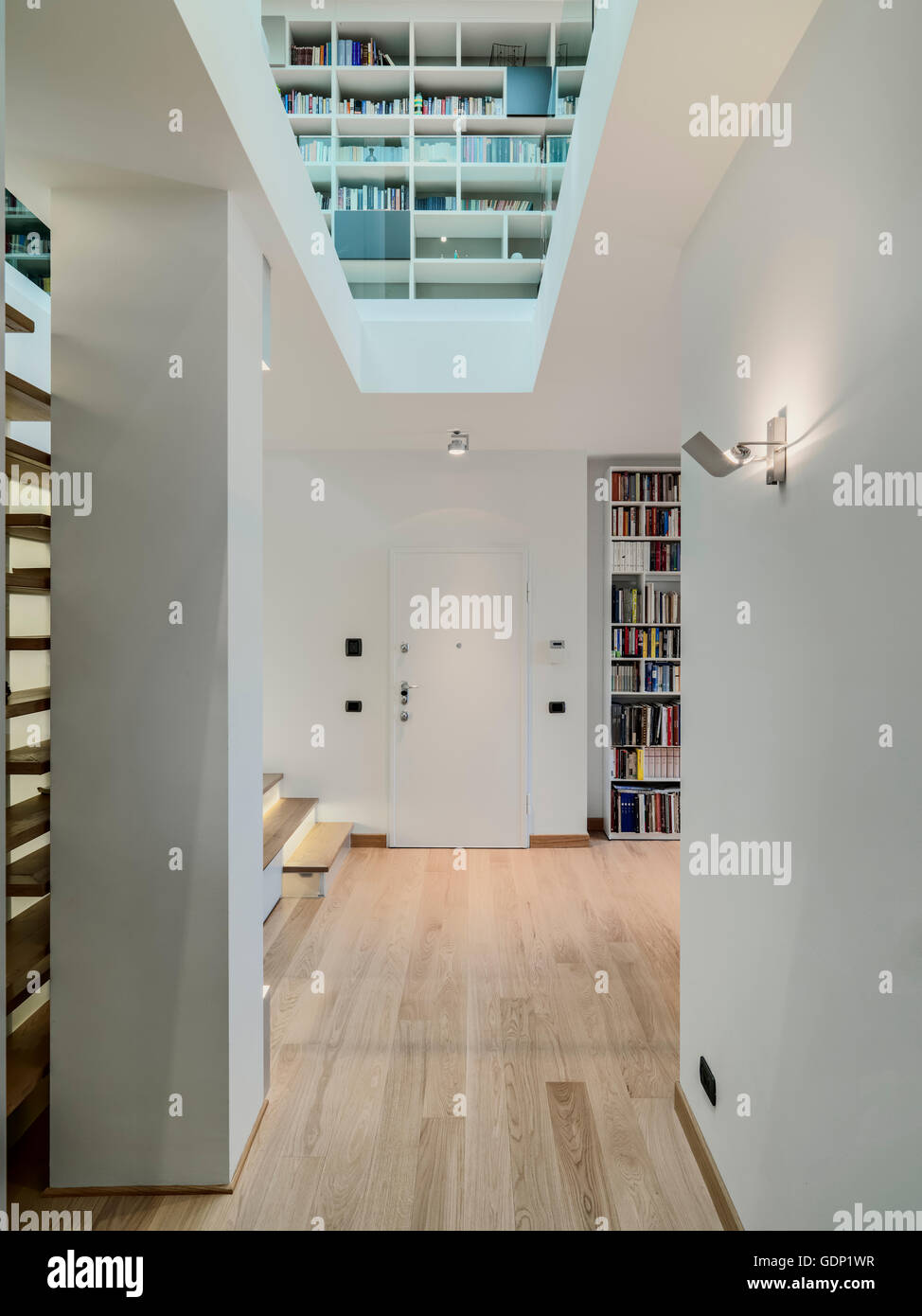 Couloir de l'entrée avec porte d'entrée dans l'appartement moderne avec plancher de bois Banque D'Images