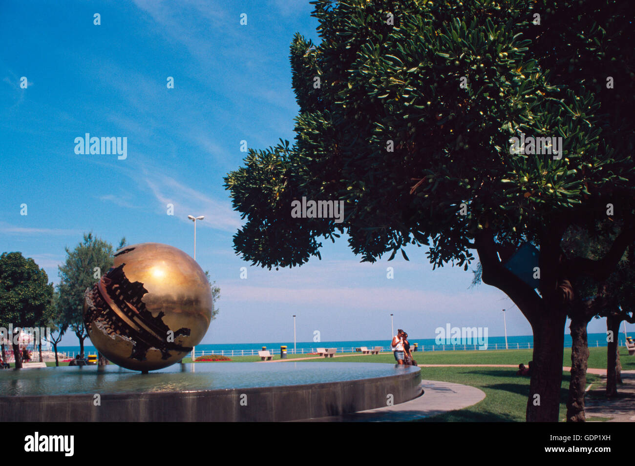 L'Italie, Marches, Pesaro, Piazzale della Libertà, le Grand Globe sculpture par Arnaldo Pomodoro Banque D'Images