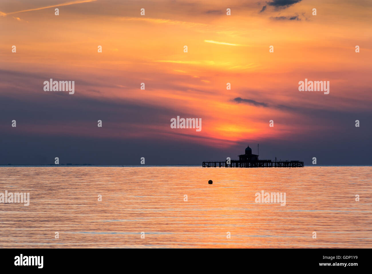 Le soleil qui se reflète sur la mer calme à Herne Bay, Kent, UK Banque D'Images