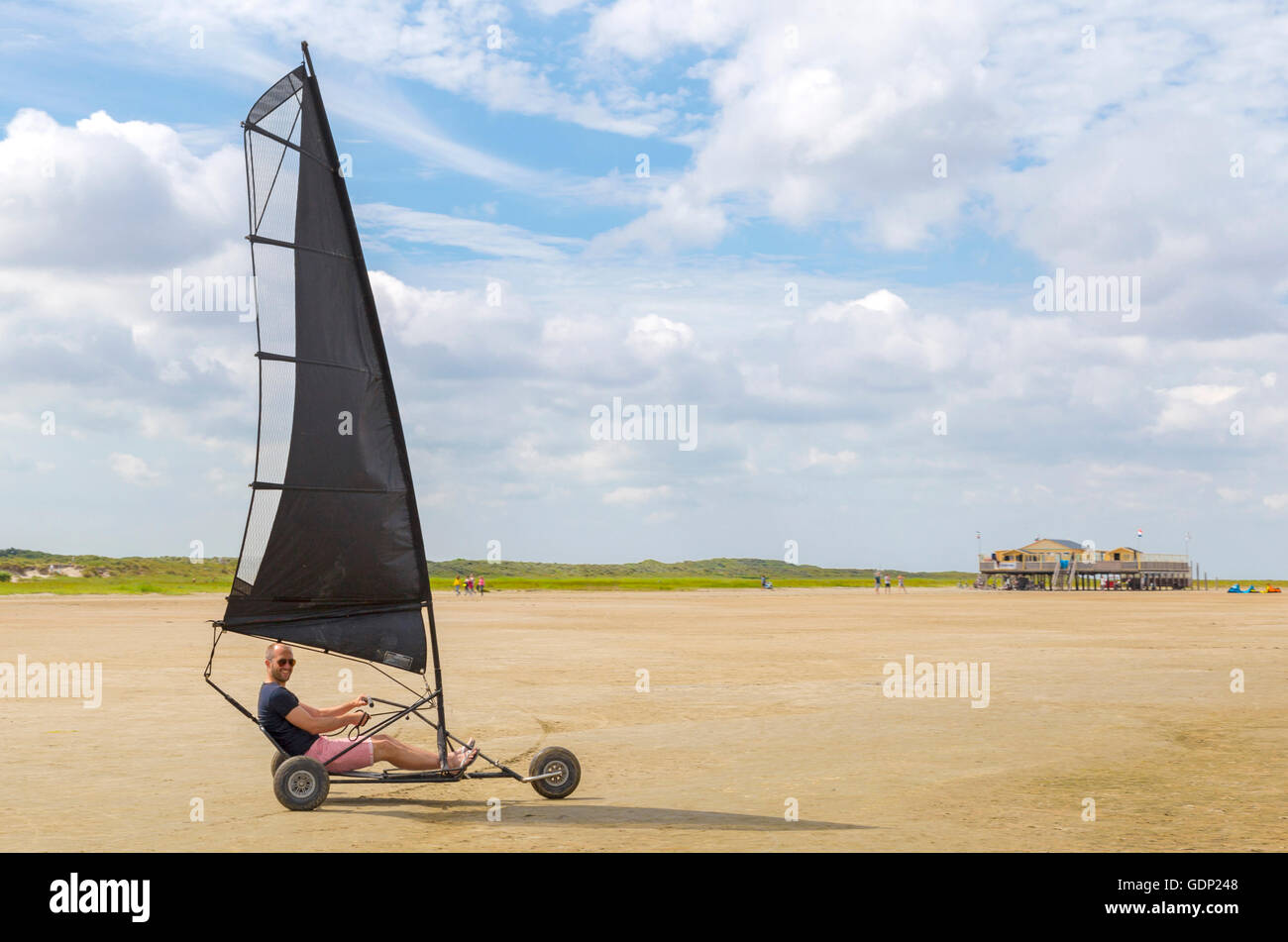 Blokarting sur la large plage de Schiermonnikoog, une île de l'ouest de la mer des Wadden, Frise, Pays-Bas. Banque D'Images