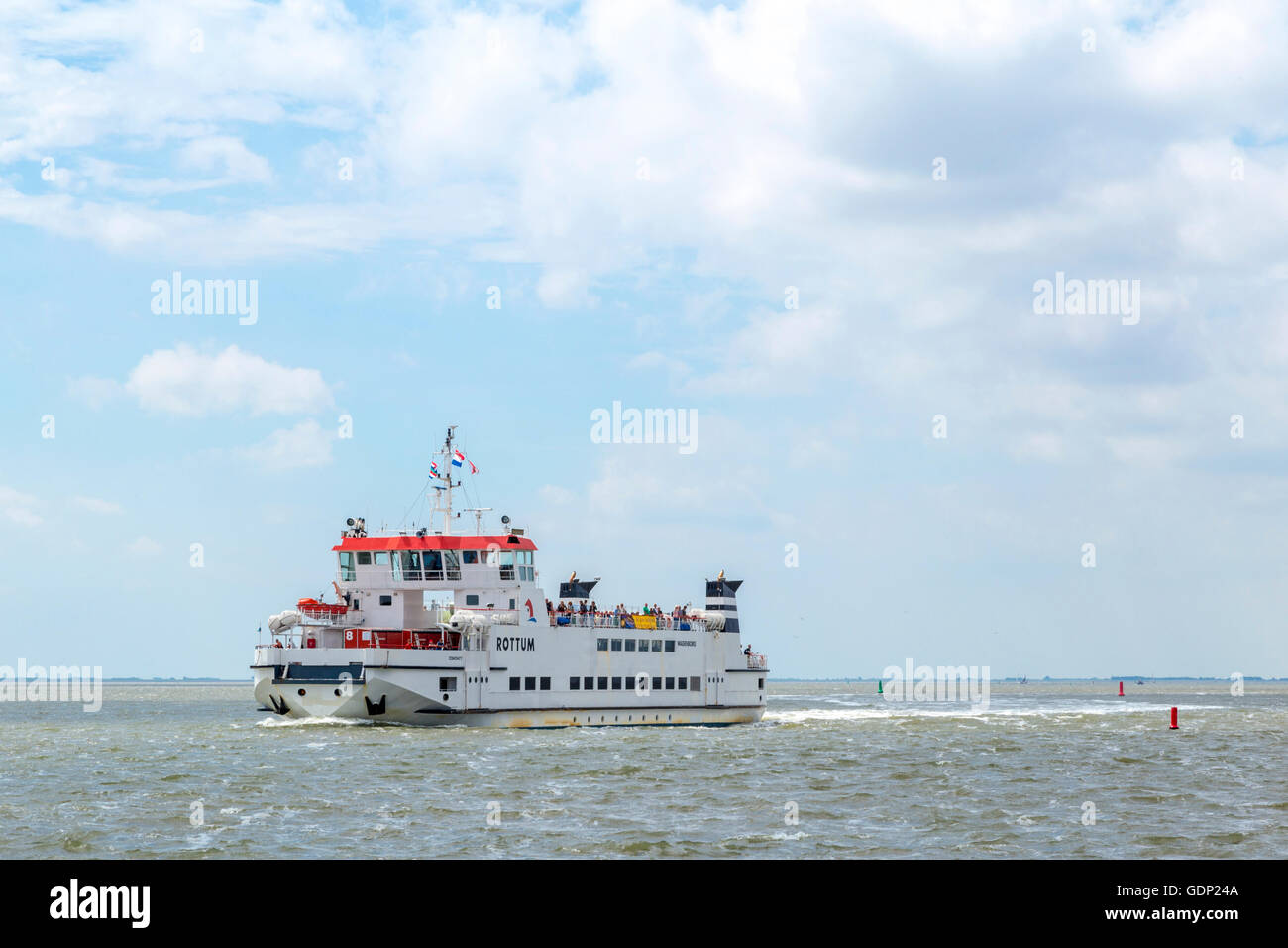 Bateau sur la mer des Wadden la voile à l'île de Schiermonnikoog, une île de l'Ouest, Frise, Pays-Bas du Nord. Banque D'Images