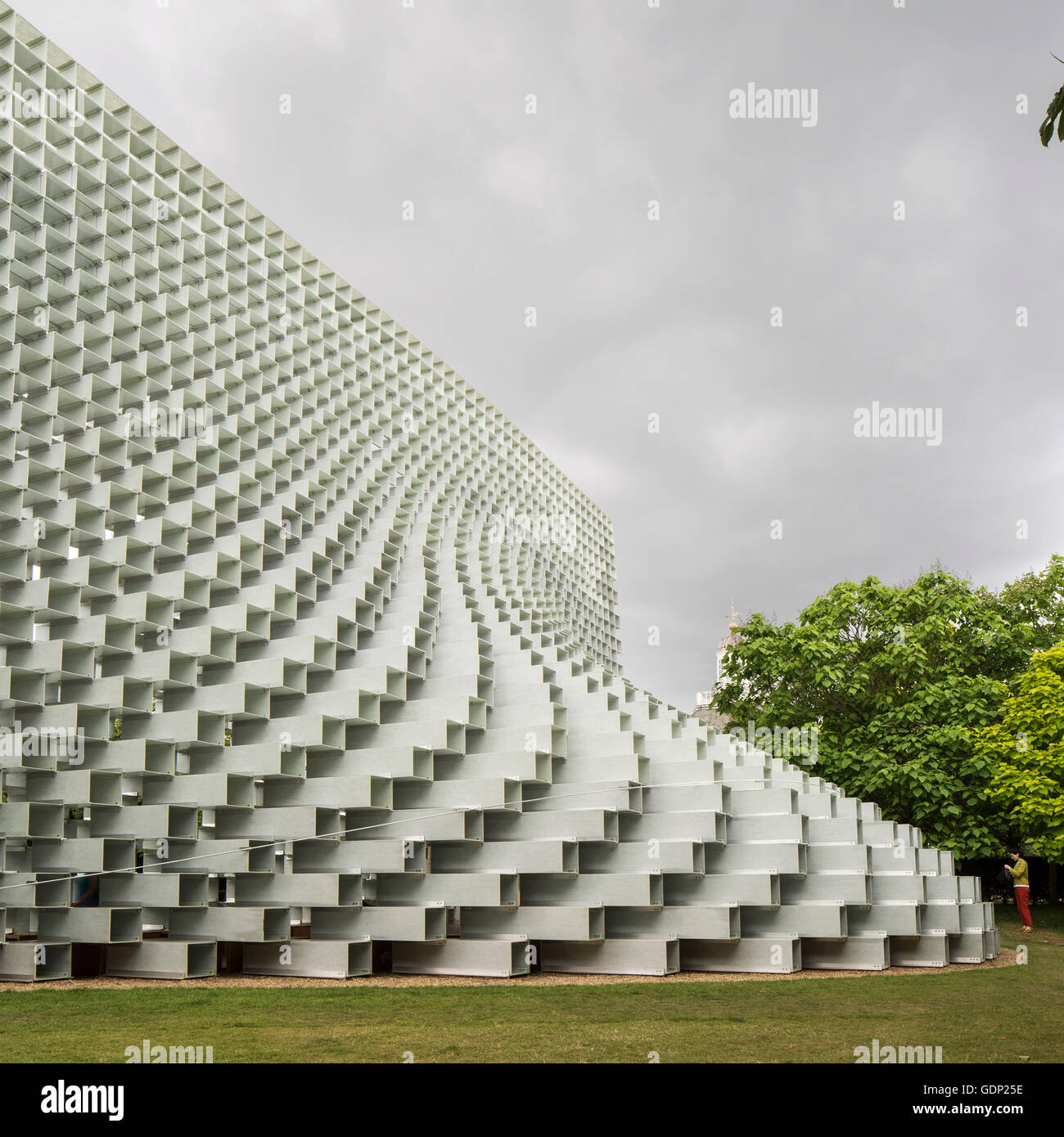 Élévation du côté du pavillon. La serpentine Pavilion 2016, Kensington, Royaume-Uni. Architecte : Bjarke Ingels, 2016. Banque D'Images