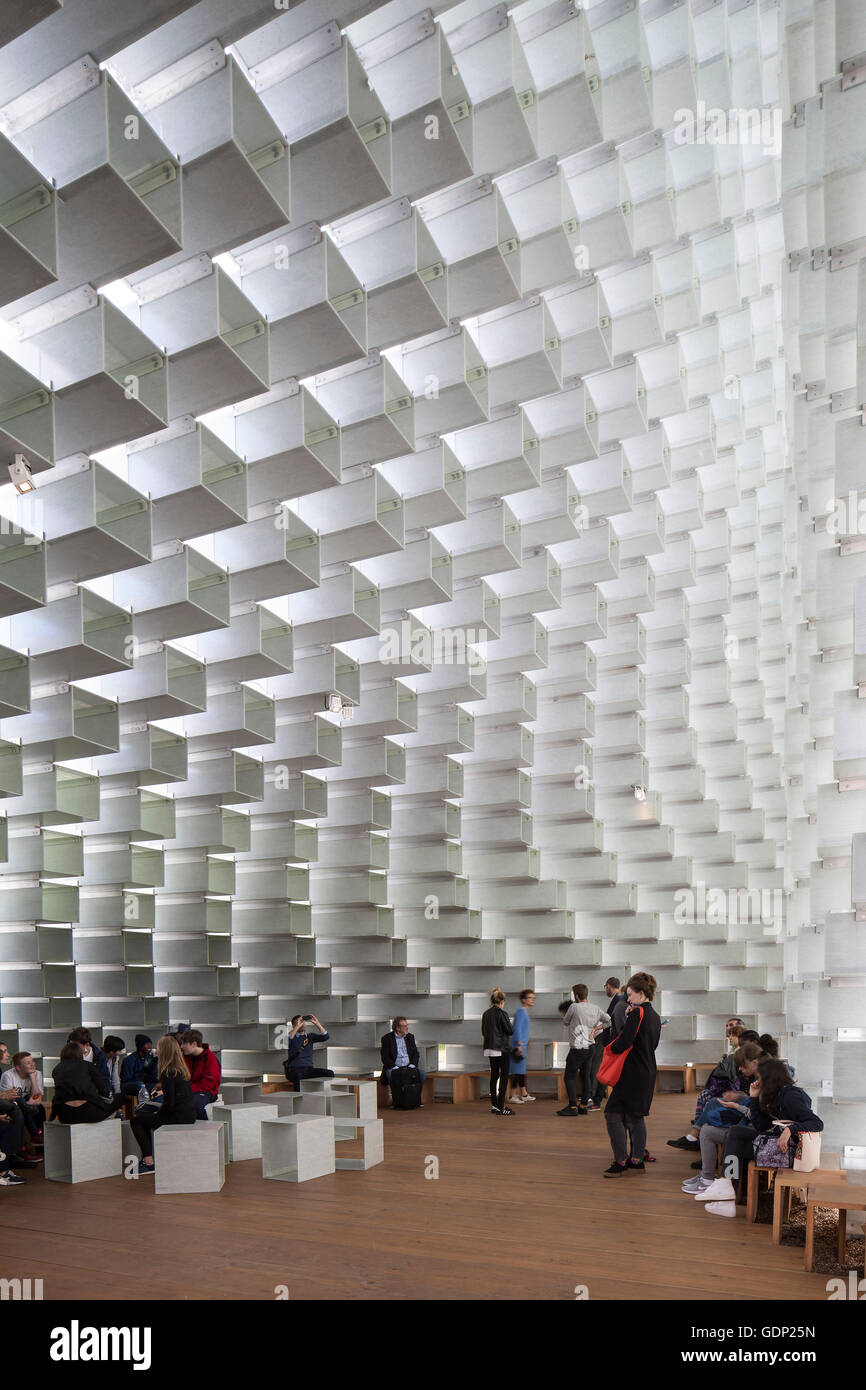 Vue intérieure du pavillon. La serpentine Pavilion 2016, Kensington, Royaume-Uni. Architecte : Bjarke Ingels, 2016. Banque D'Images