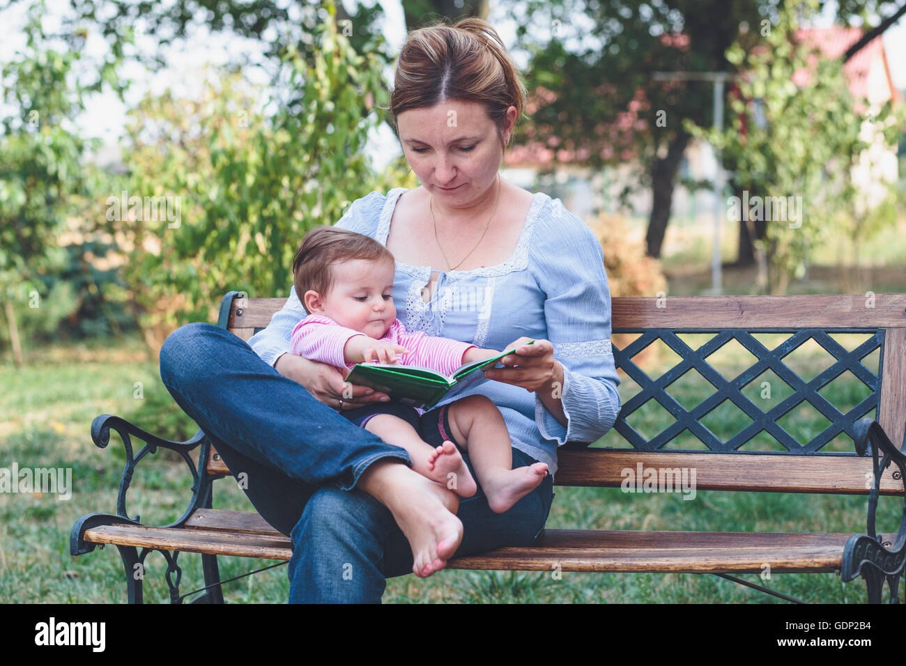 Maman la lecture d'un livre sa petite fille Banque D'Images