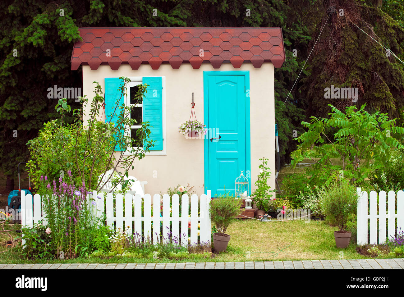 Façade de petite maison avec jardin Banque D'Images