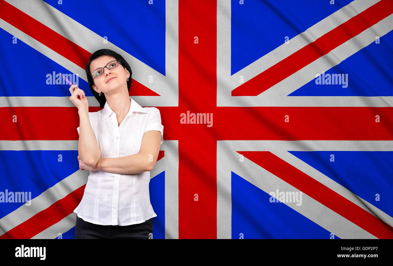 Young businesswoman thinking sur un drapeau britannique sur l'arrière-plan Banque D'Images