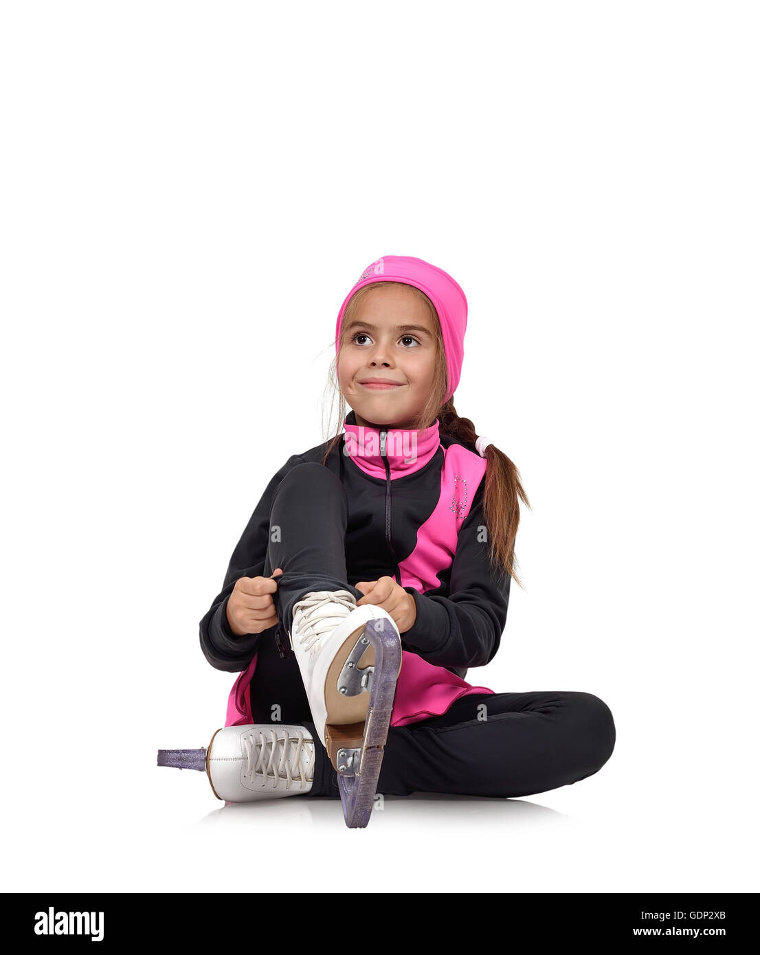 Jeune fille figure skating lacets patins sur fond blanc Banque D'Images