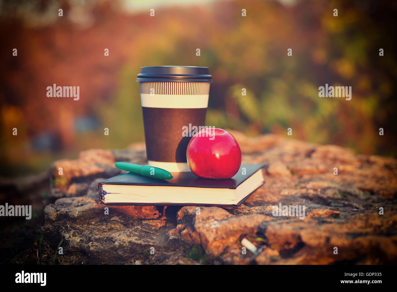 Café chaud, pomme rouge et livre, vintage automne photo Banque D'Images